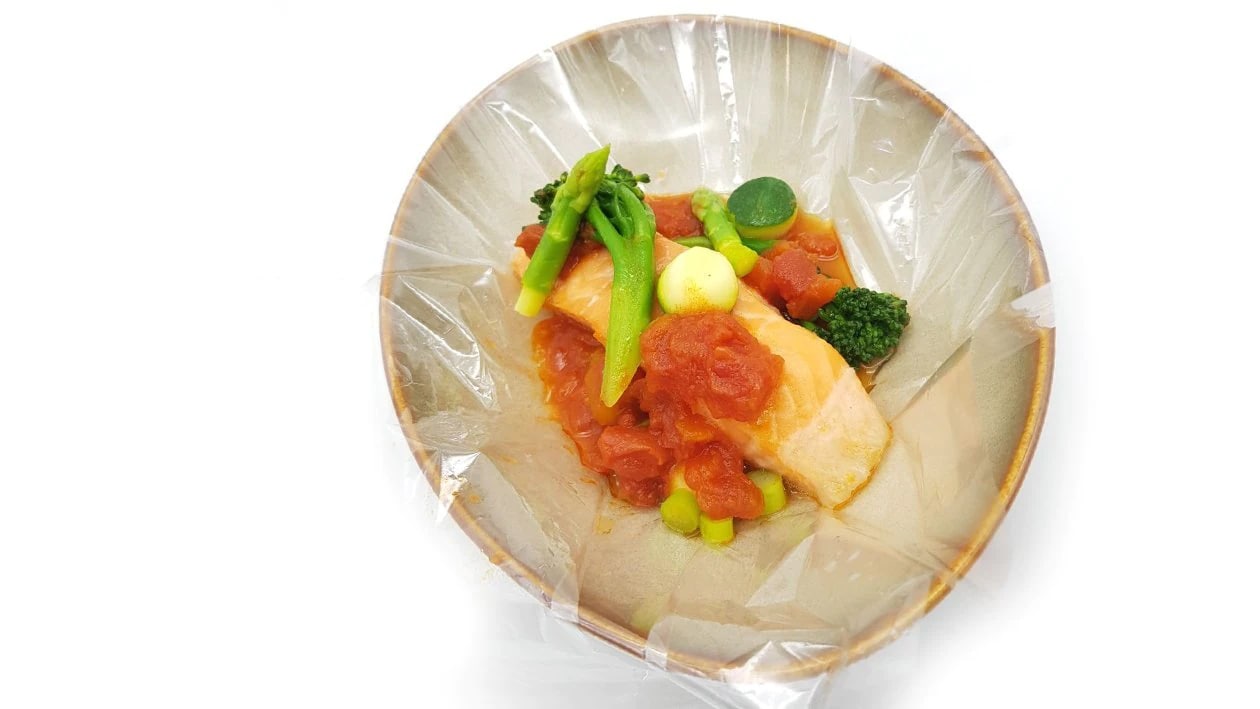 慢煮三文鱼配香草番茄酱和混合蔬菜 – - 食谱
