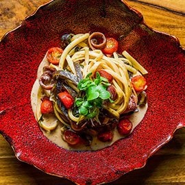 炒意大利宽面配昆布、凤尾鱼和紫菜奶油酱