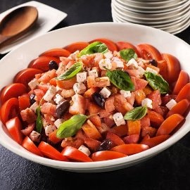 番茄和羊乳酪沙拉配罗勒油醋汁