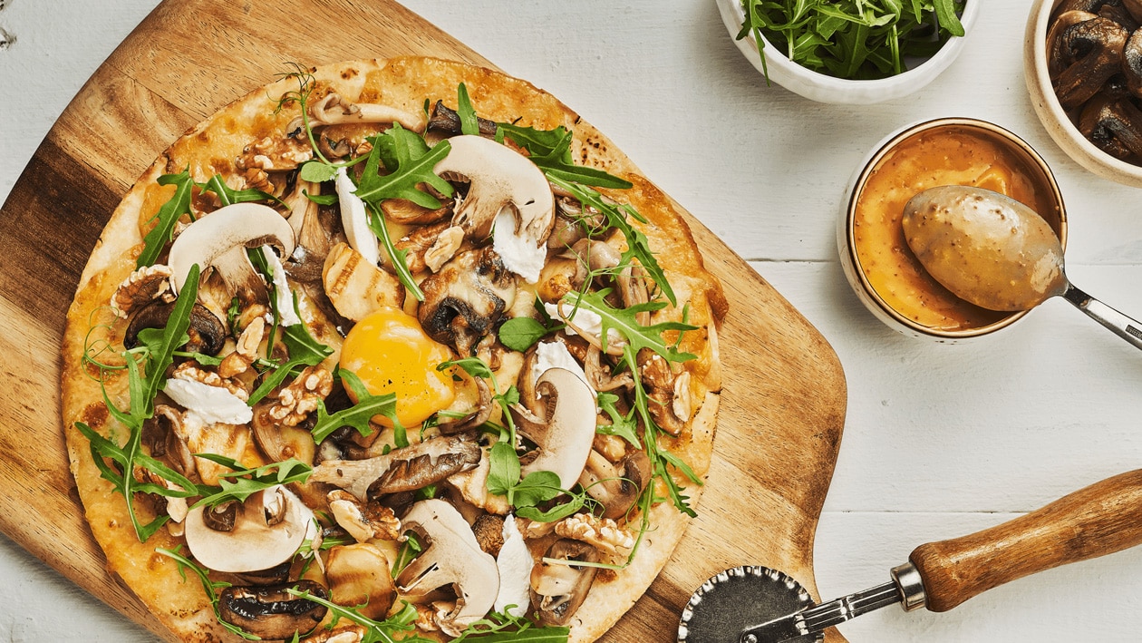 Wild Mushroom Pizza with Miso Cheddar Sauce – - 食谱 Wild Mushroom Pizza with Miso Cheddar Sauce – - 食谱