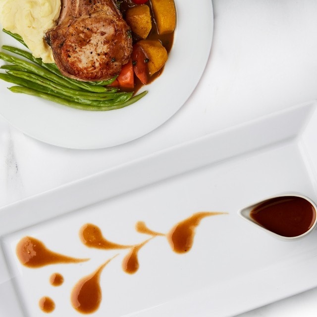 How to Use Creative Sauce Plating Techniques to Present Your Dish Professionally