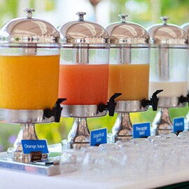 饮料及食物分开摆放