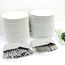 把餐具摆在路线尾端