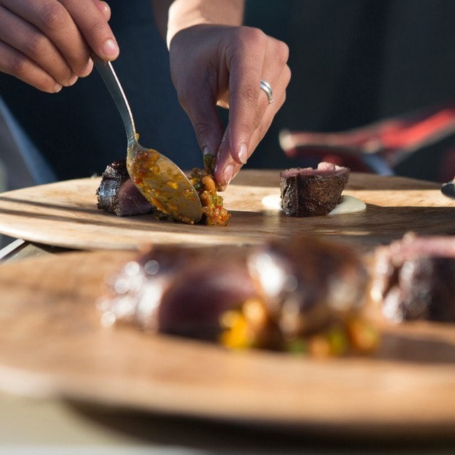 名厨大师展示其摆盘技艺诀窍