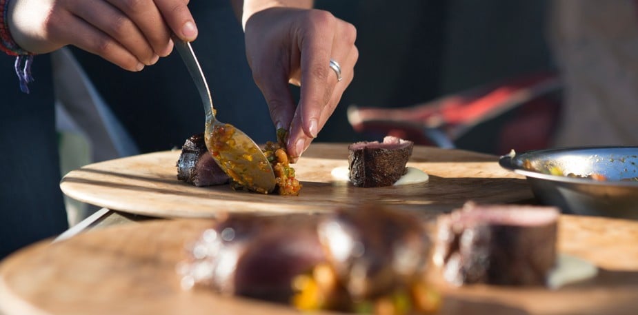 名厨大师展示其摆盘技艺诀窍