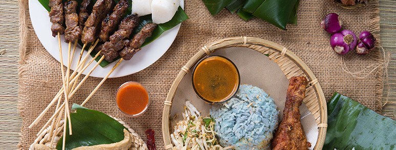 虔诚的穆斯林会在结束禁食时享用称为 ‘iftar’ 的一餐 虔诚的穆斯林会在结束禁食时享用称为 ‘iftar’ 的一餐