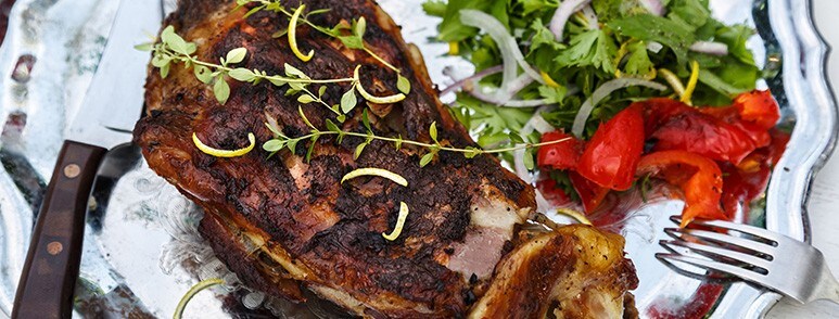 含有肉类及蔬菜的阿拉伯鸡肉饭（kabsa）