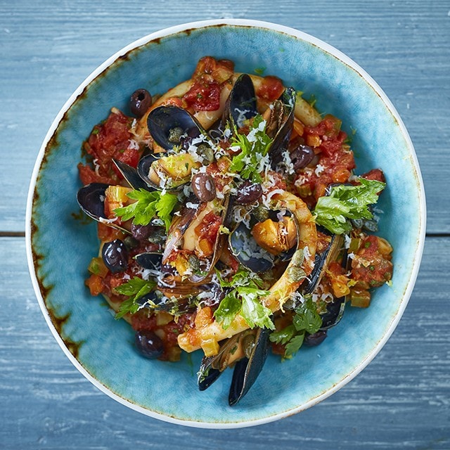 意大利面配贻贝、番茄和橄榄