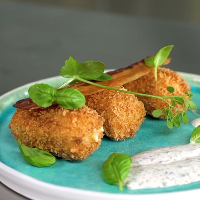 法式炸马铃薯肉饼配火腿和马苏里拉奶酪