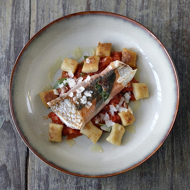 煎海鲈鱼火腿卷配马铃薯意大利面团子