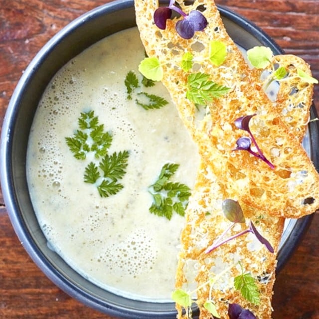 松露马铃薯汤配克洛斯蒂尼面包